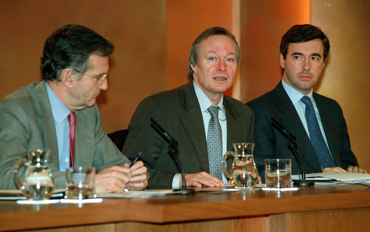 El ministro de Fomento, Rafael Arias Salgado, el portavoz del Gobierno, Josep Piqué, y Ángel Acebes en el Consejo de Ministros que amplió la concesión de la AP-9 hasta el 2048.