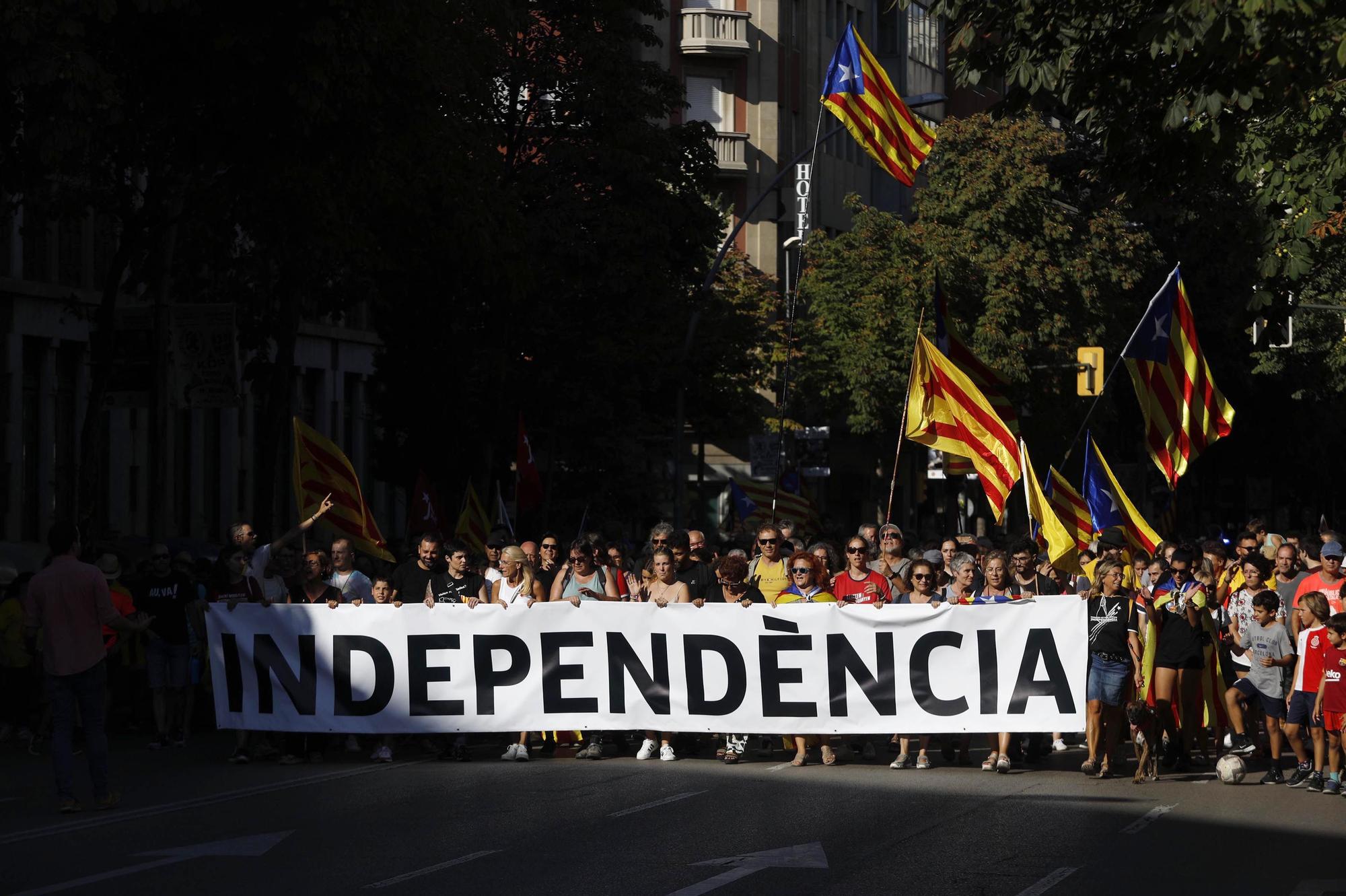 Líders d’ERC participen en la manifestació de la Diada a Girona