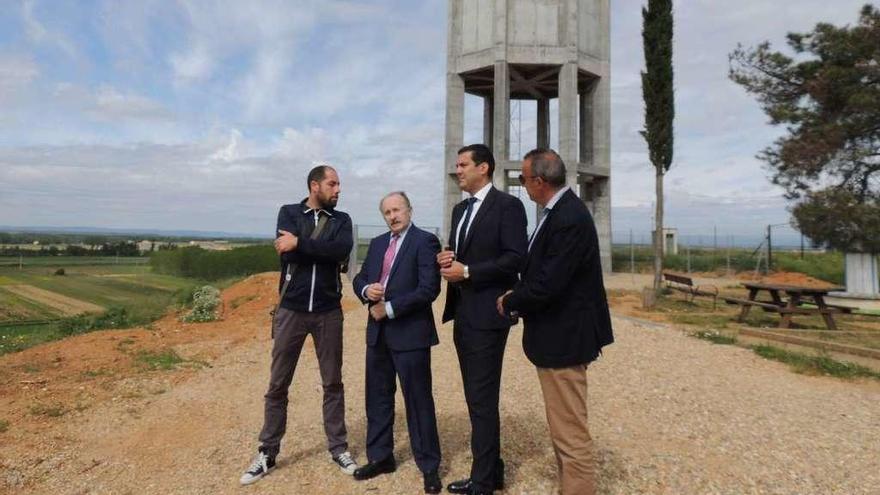 Visita de autoridades al depósito de agua de Quiruelas de Vidriales, en mayo de 2016.