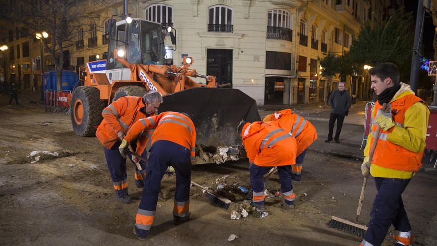 Servicios municipales recogiendo residuos después de la cremà. Foto: Fernando Bustamante