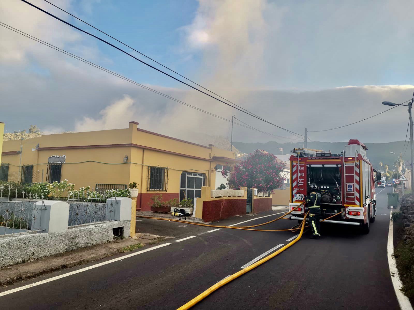 Incendio y derrumbe parcial de una vivienda en La Laguna (25/08/2021)