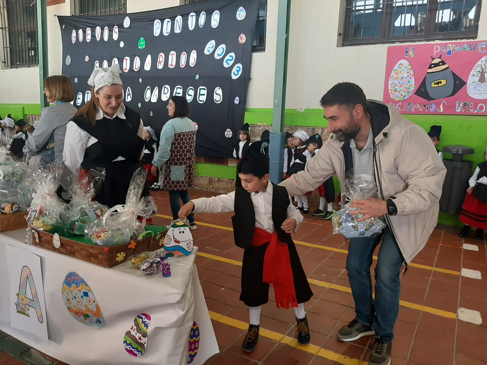 Los aldeaninos del Peña Careses adelantan los Güevos Pintos: así ha sido su mercadillo escolar solidario