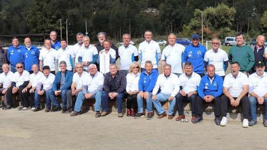 Socios y socias del Club de Petanca O Caldeiro de A Guarda en una visita con el alcalde. // D.B.M.