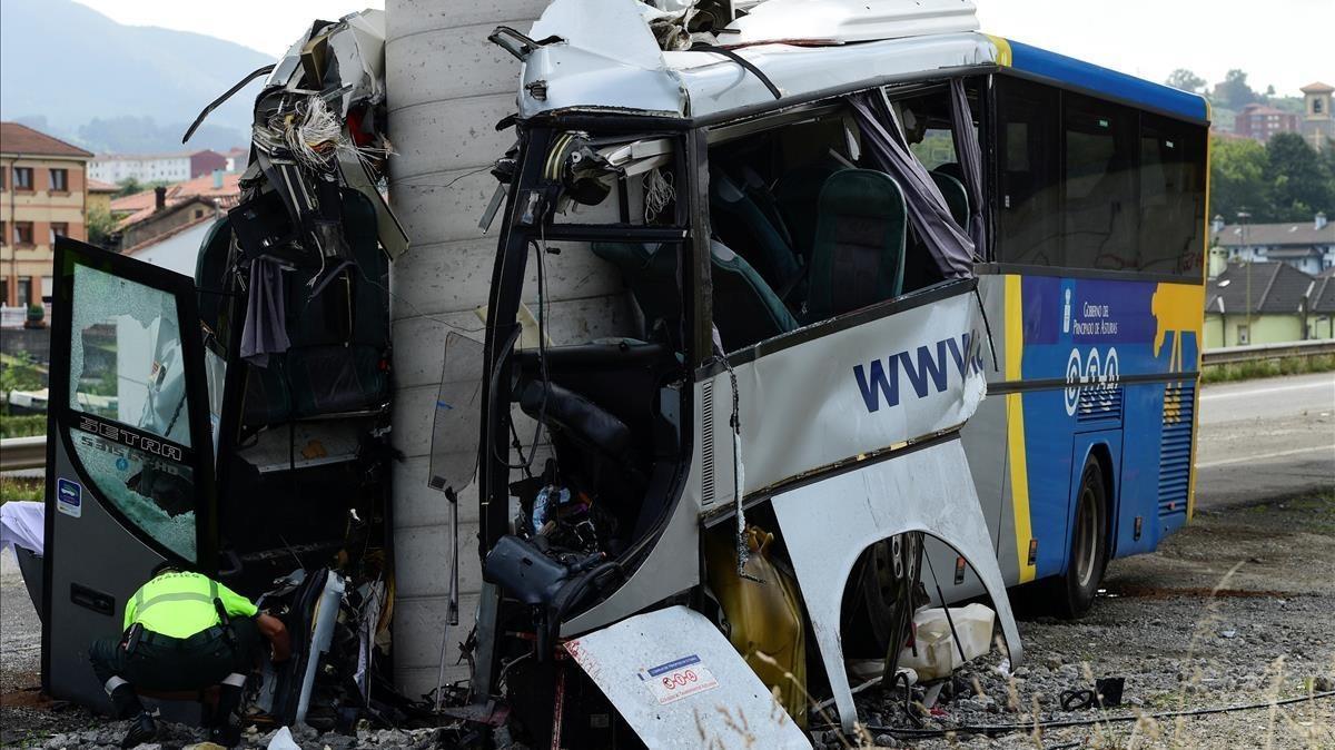 rjulve44889113 a civil guard surveys the wreckage of a bus crash which left180905134846
