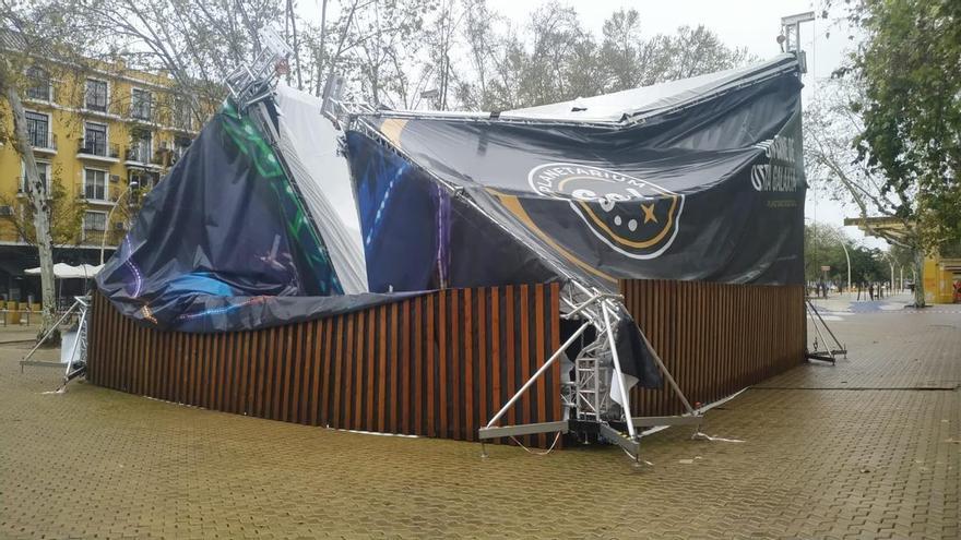 Un grupo de escolares, heridos tras caerse la carpa de un planetario de Sevilla