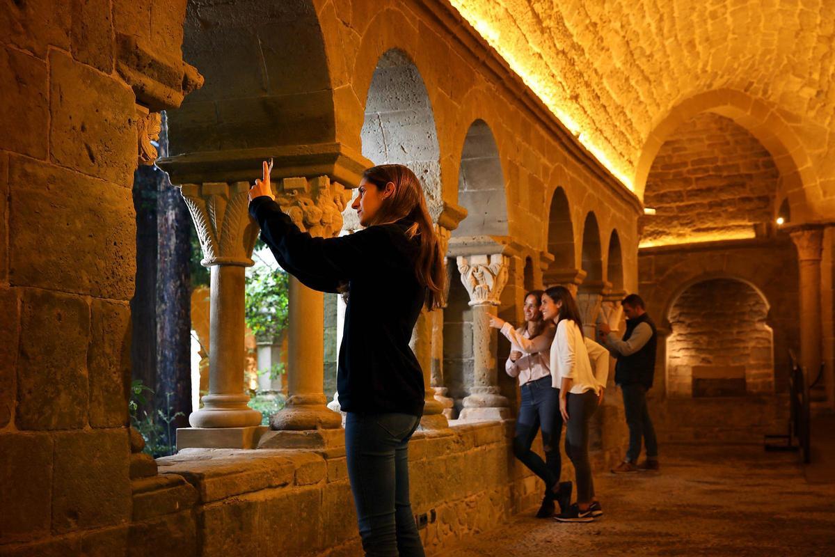 Visitants a l'interior del claustre del monestir de Sant Benet