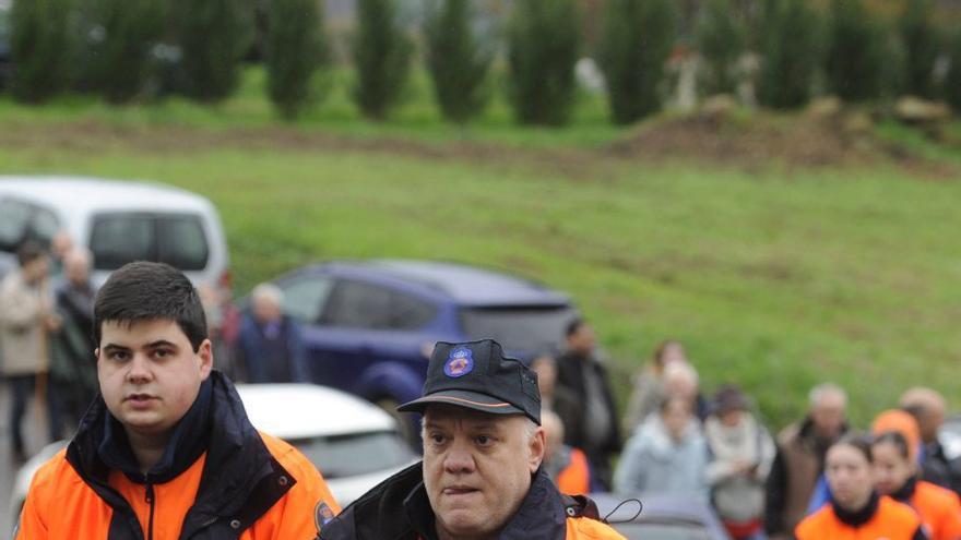 Efectivos de Protección Cvil, anteayer, en O Corpiño. |  Bernabé/J.L.