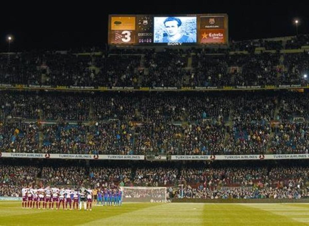 Minut de respecte 8 Els dos equips formen al cercle central en l’homenatge del Camp Nou a Basora.
