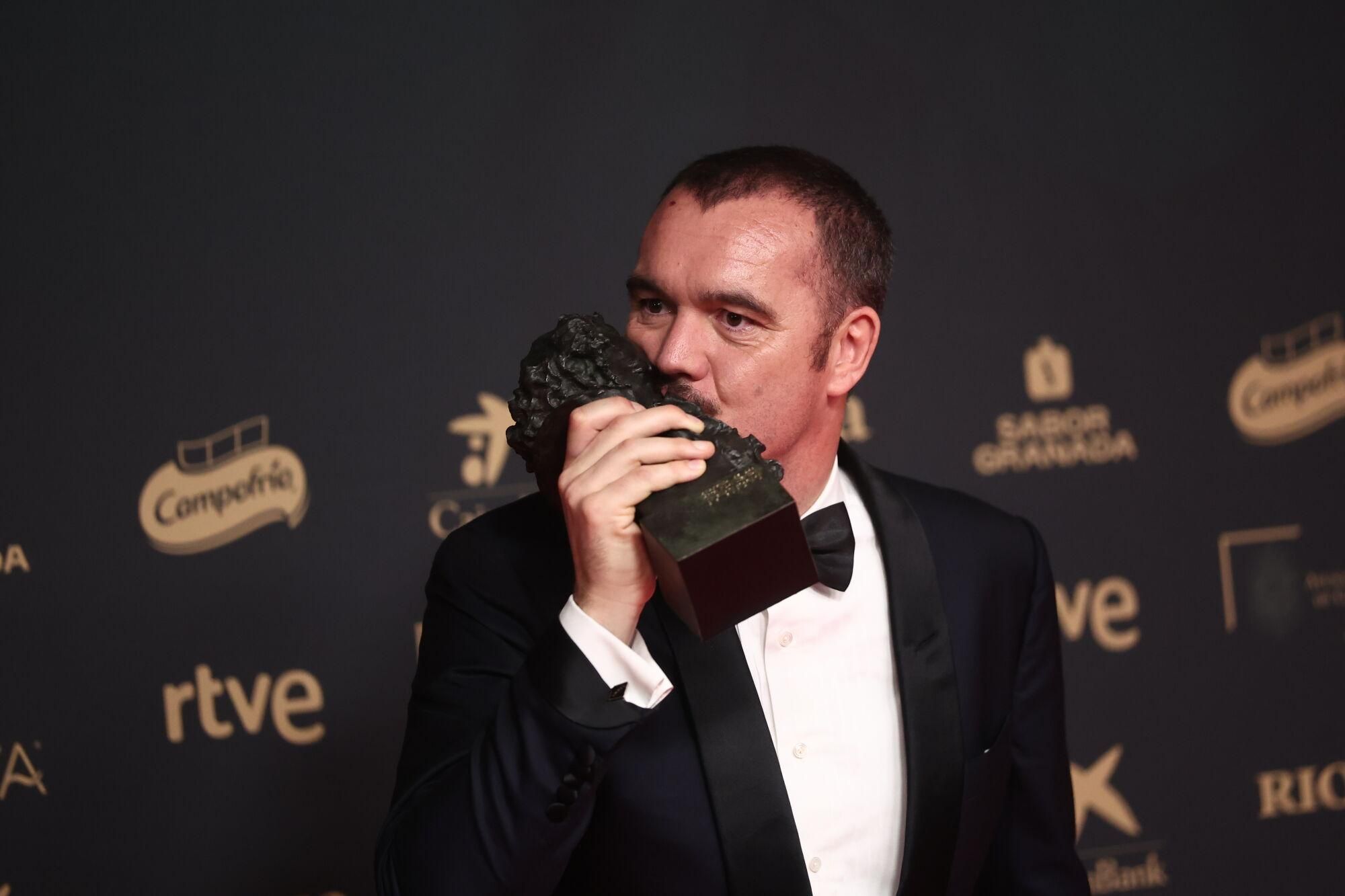 El director de fotografía Edu Grau posa tras recibir el Goya a Mejor dirección de fotografía, por 'La habitación de al lado', en la 39º edición de los Premios Goya, en el Palacio de Exposiciones y Congresos de Granada, a 8 de febrero de 2025, en Granada, Andalucía (España). Los galardones son otorgados de manera anual por la Academia de las Artes y las Ciencias Cinematográficas de España (AACCE) con el objetivo de premiar a los mejores profesionales en cada una de las distintas especialidades tanto técnicas como creativas del cine español. 08 FEBRERO 2025;GOYA;CINE;PREMIOS;GALA;CINEASTAS; Eduardo Parra / Europa Press 08/02/2025. EDU GRAU;Eduardo Parra;