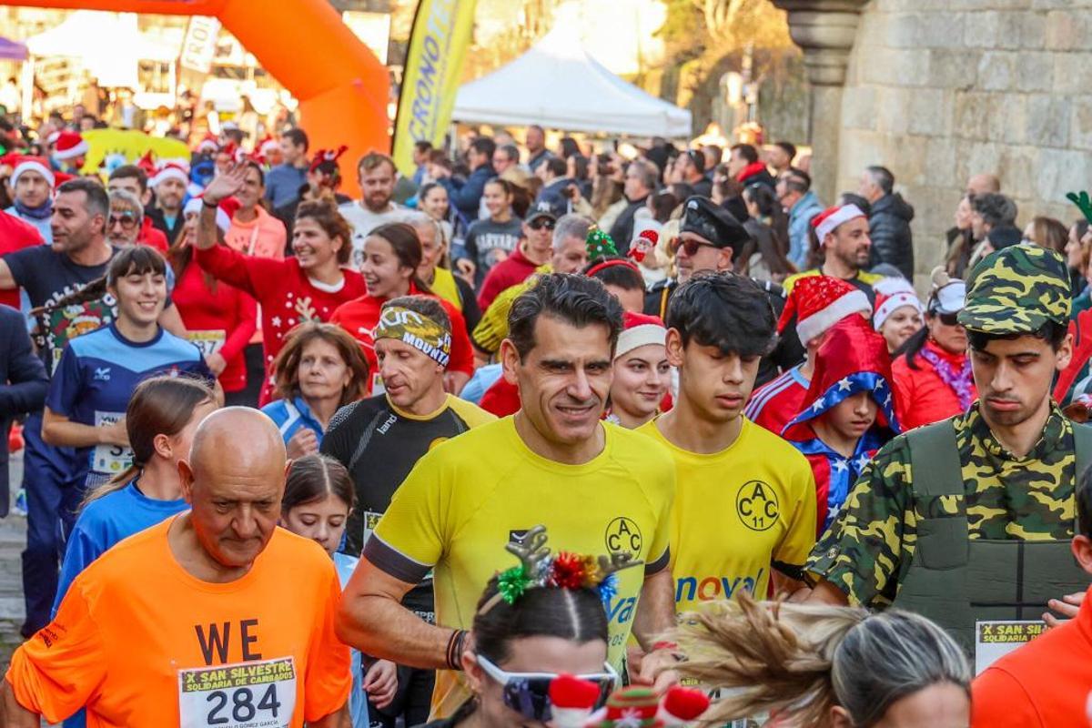 Cambados despide el año con miles de pisadas... y disfraces navideños