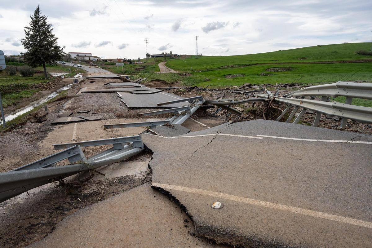 Carretera afectada por los temporales en la provincia de Badajoz