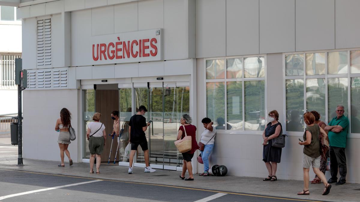 Una imagen de archivo de la entrada a Urgencias de un hospital de València.