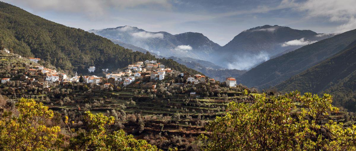 El pueblo se encuentra en un enclave privilegiado, rodeado por el Parque Natural de Serra Amarela.