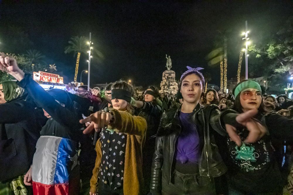 Cientos de mujeres se suman al movimiento feminista 'El violador eres tú' en Palma