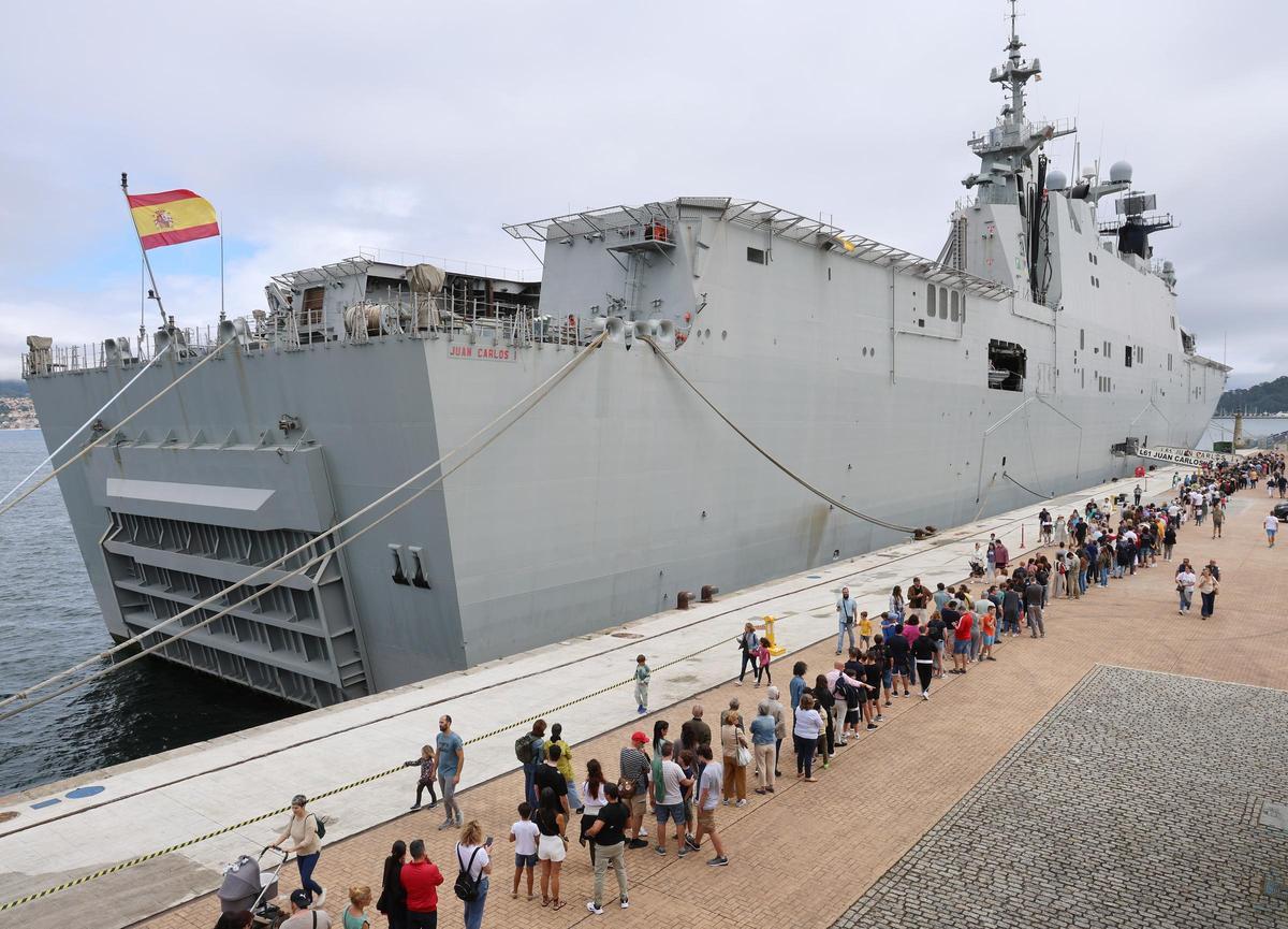 El buque anfibio «Juan Carlos I L-51» en una visita a Vigo en julio de 2024.