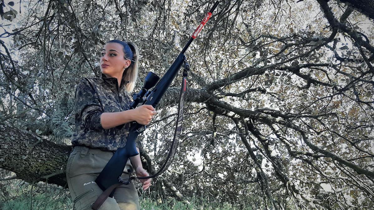 Rocío Bueno es una experimentada cazadora a pesar de su juventud sobre el terreno extremeño y también una figura reconocida en las redes sociales.