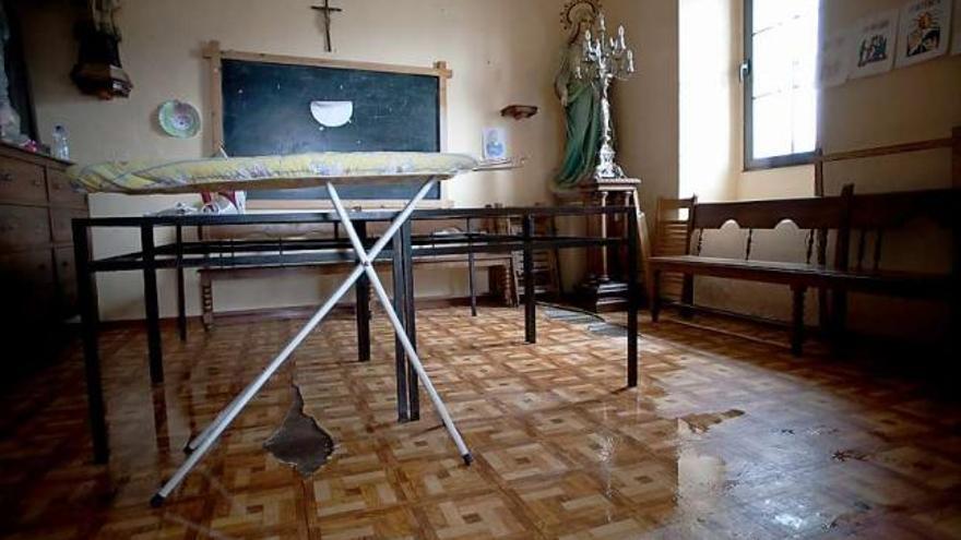 Una de las salas dañadas por el agua en la iglesia de Luanco.