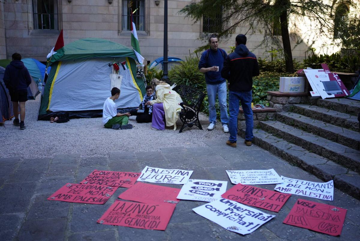 Acampada en apoyo a Palestina en la UB del Raval