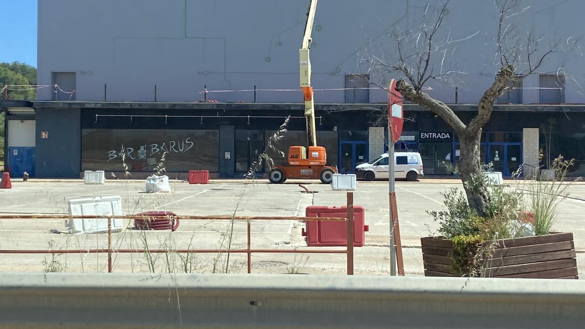 Todavía hay grafitis en los cristales que recuerdan al abandono que sufrió el centro comercial en su anterior etapa.