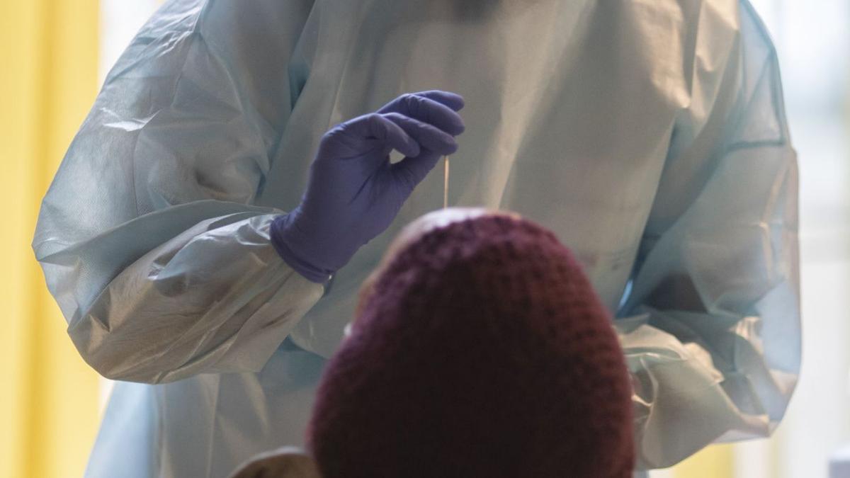 Una sanitària fa un test d’antígens en una imatge d’arxiu