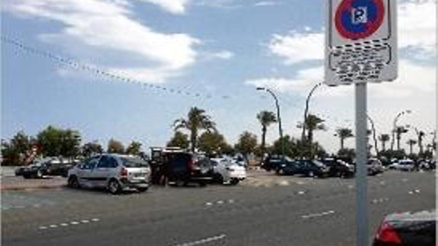 L&#039;únic senyal de zona blava del passeig marítim davant del carrer Badia.