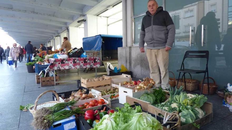 Amador Molleda, rodeado de productos de su huerta.