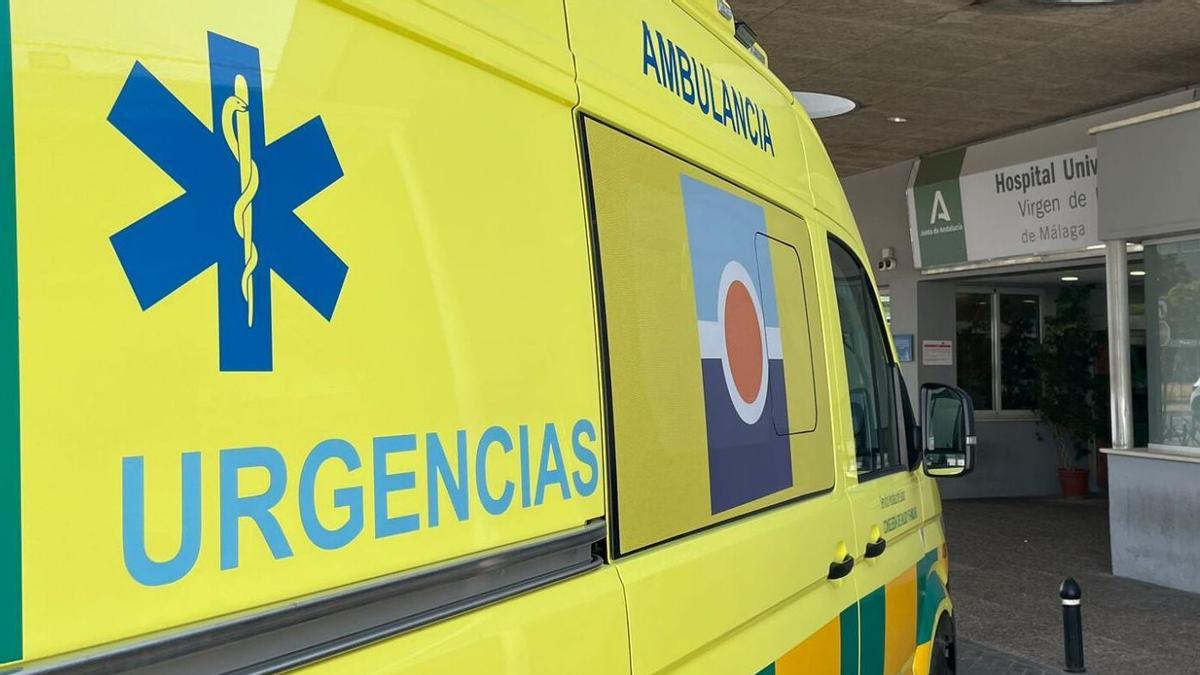 Una ambulancia en la entrada del servicio de Urgencias del Hospital Clínico de Málaga.