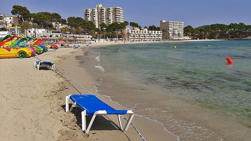 Reabre la playa de Peguera al desaparecer los restos del alga que obligó a cerrarla