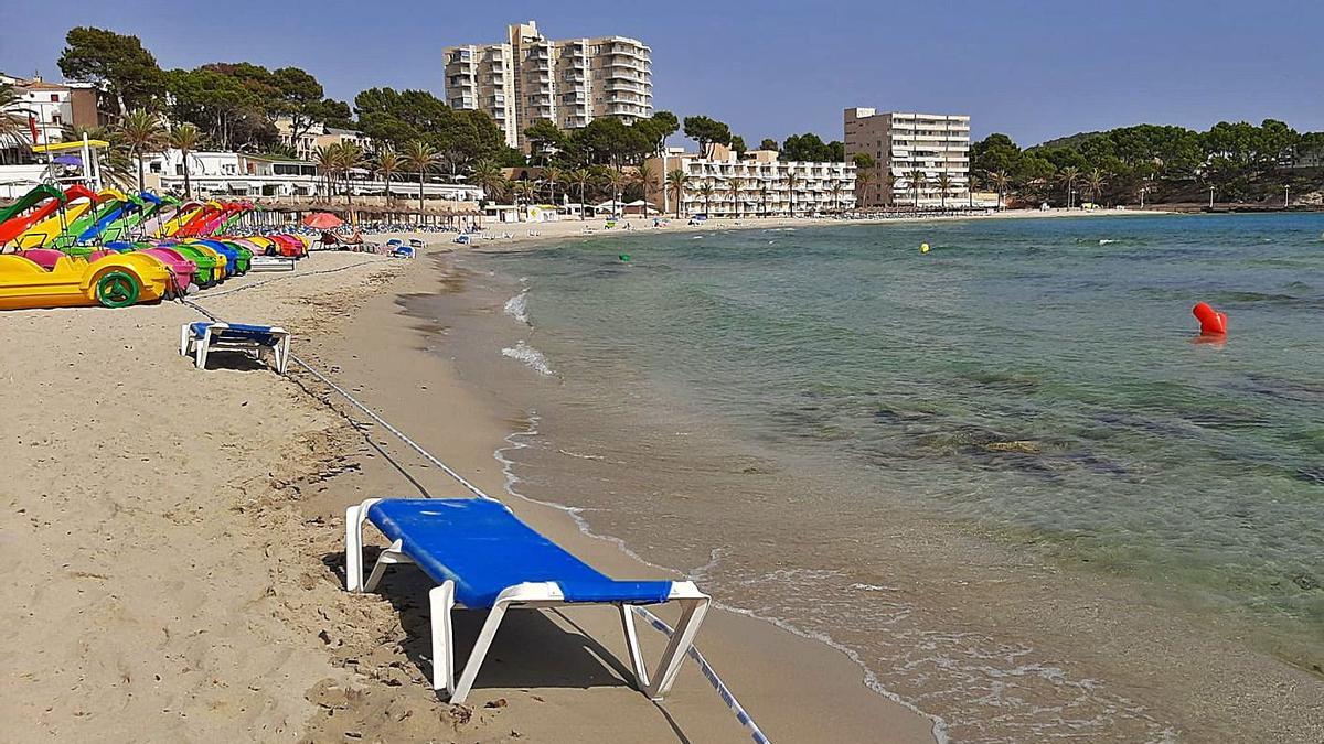 La playa de Palmira, ayer, cerrada al baño por la presencia de un alga. | JUANLU IGLESIAS