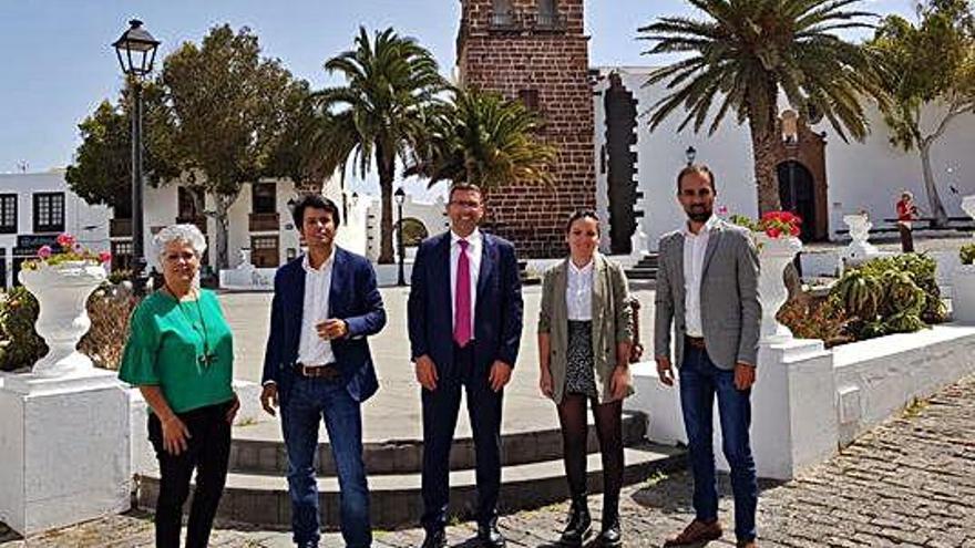 María del Mar Gopar (izquierda), Marcos Bergaz, Oswaldo Betancort, Omayra Díaz y Jonás Álvarez, en la Villa de Teguise.