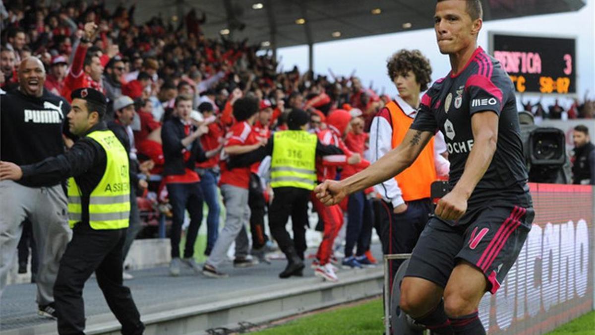 Lima celebrando uno de los goles del Benfica