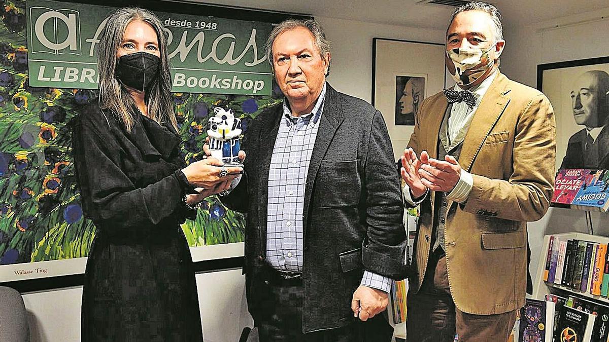 José Manuel Otero Lastres recoge el premio de manos de Elena Galván y Paz Gago. |   // VÍCTOR ECHAVE