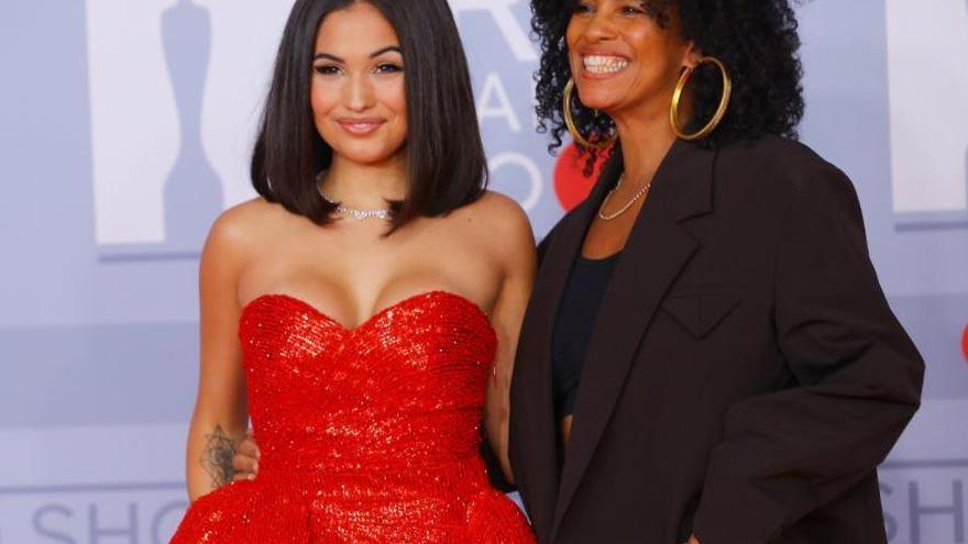 Mabel y Neneh Cherry, en la alfombra roja de los Brit