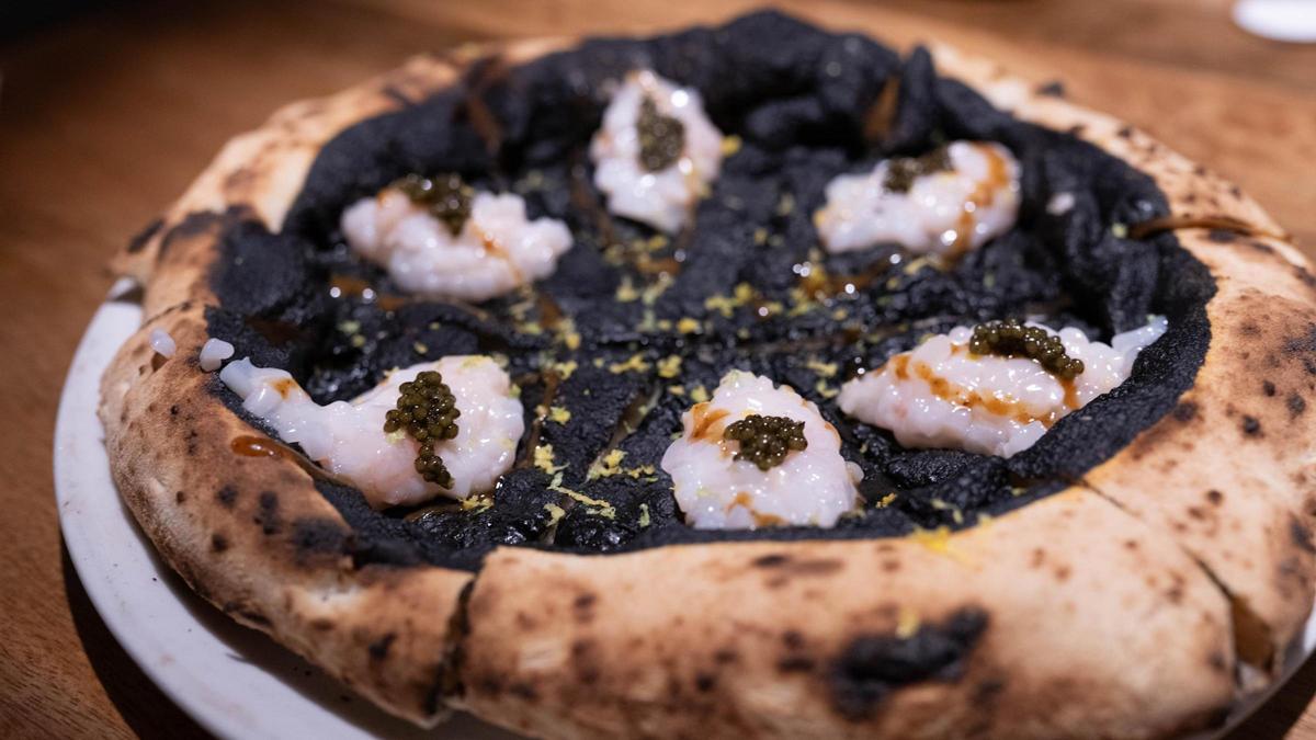 La pizza Negre de mar elaborada per Eloi Torrent.