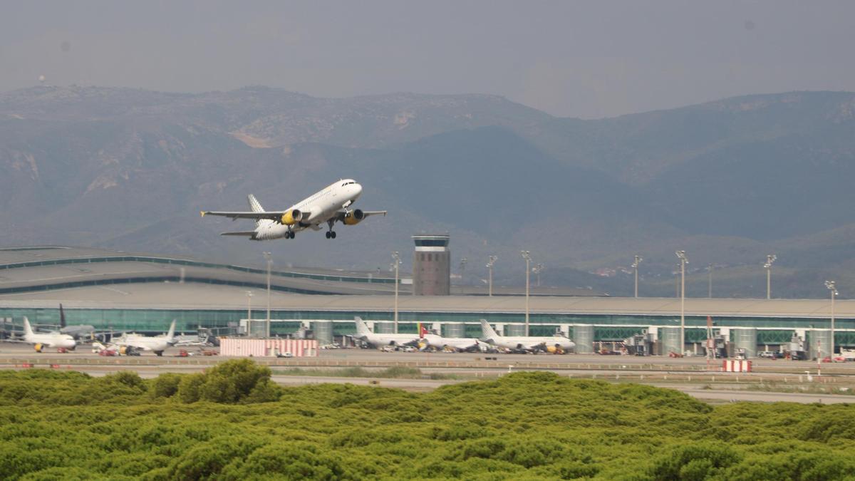 Un avió enlairant-se des de la T1 de l'Aeroport del Prat, el setembre de 2021