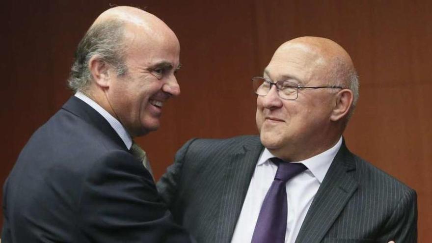 De Guindos, junto y al ministro de Finanzas francés, Michel Sapin.