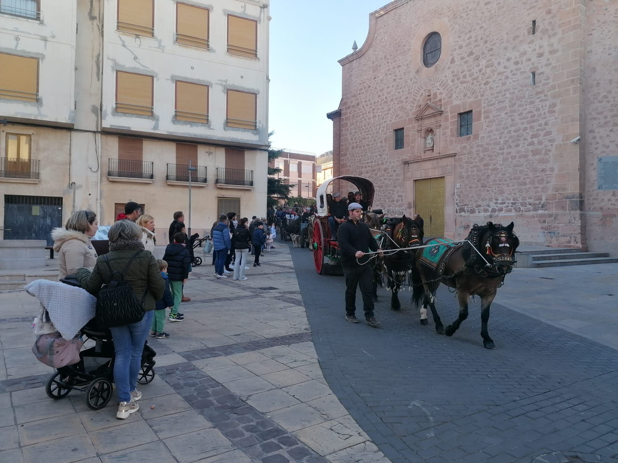 La Vall recupera su multitudinario pasacalle de Sant Antoni