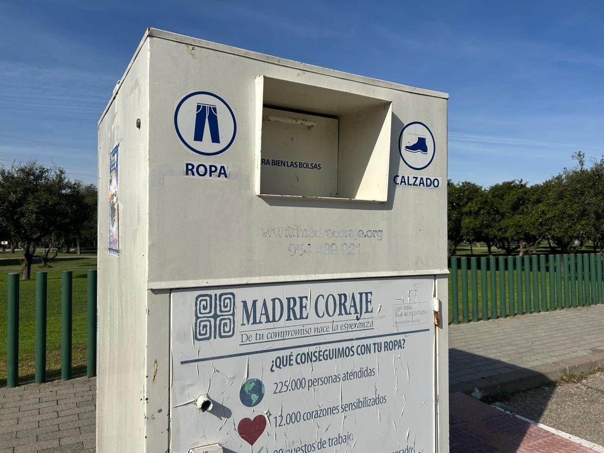 Un contenedor para la donación de ropa en el Parque del Alamillo en Sevilla
