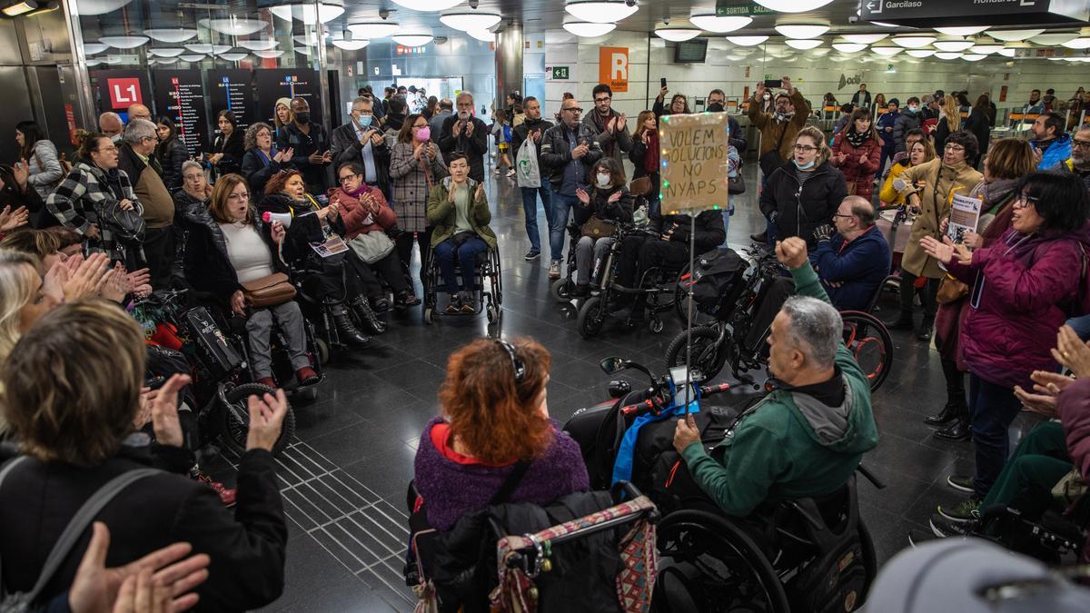 Personas con movilidad reducida piden mejoras en Barcelona