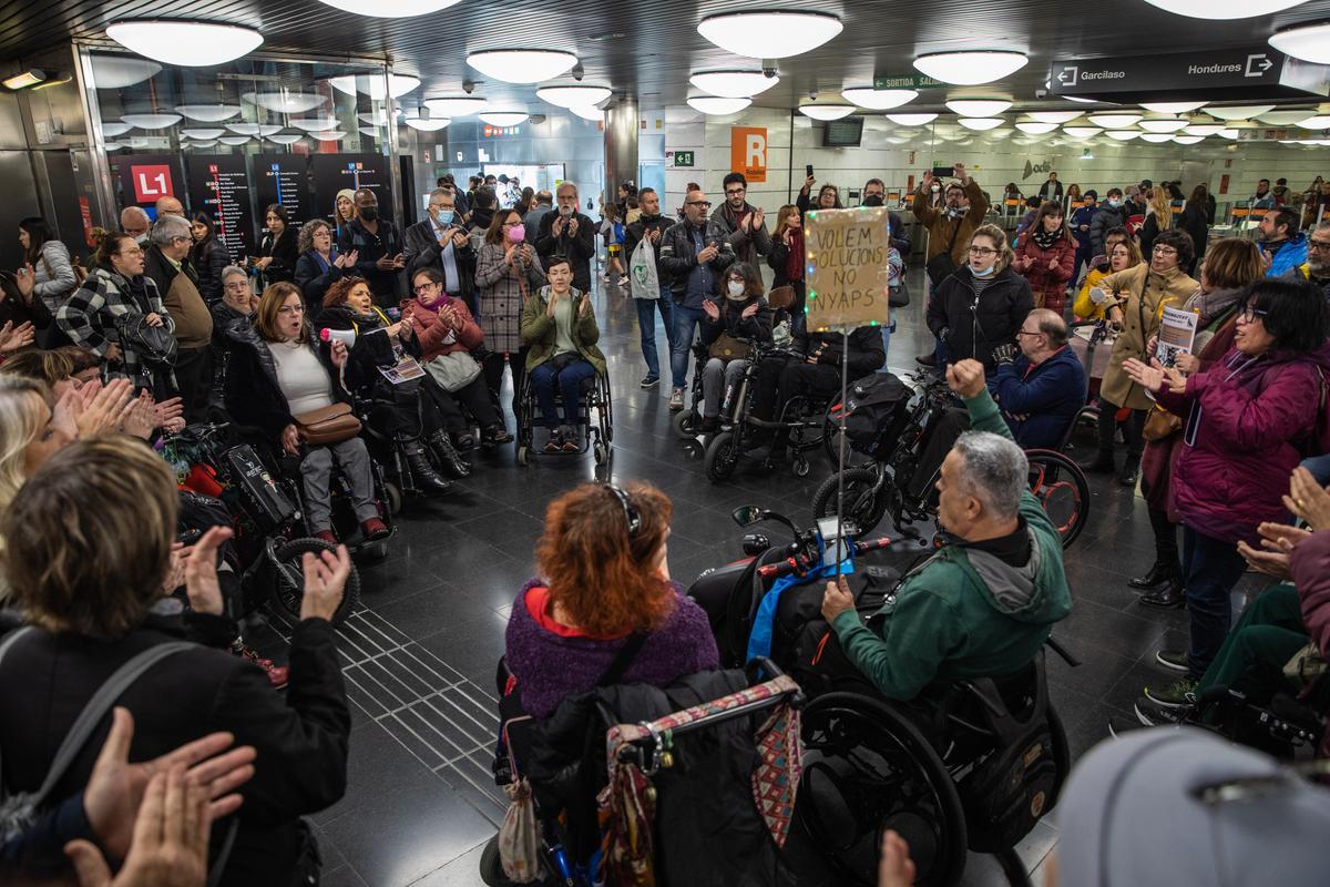 Personas con movilidad reducida piden mejoras en trenes, buses y estaciones para evitar accidentes y obstáculos en el acceso al transporte público