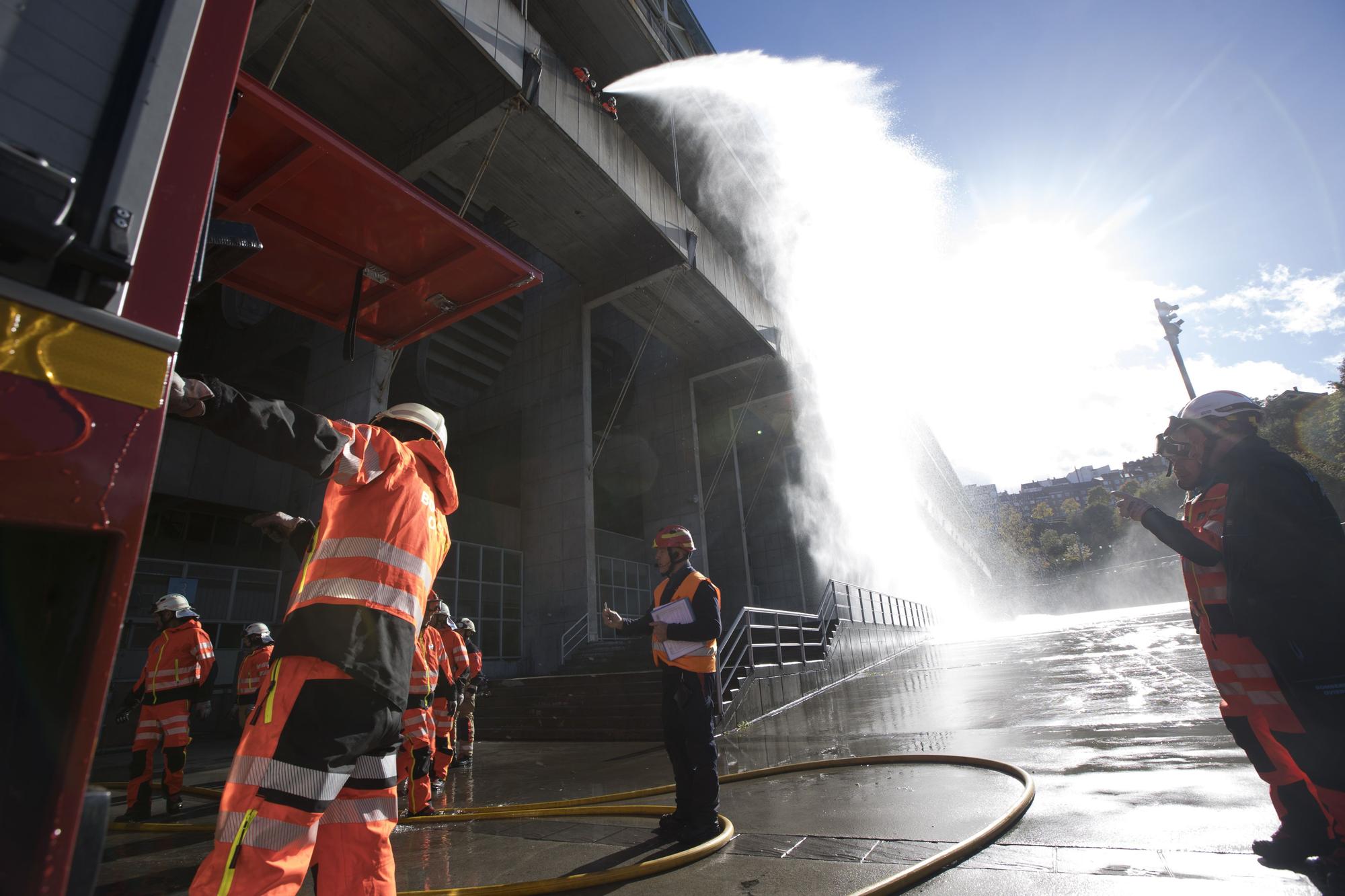 Así fue la espectacular práctica de los bomberos de Oviedo en el Tartiere