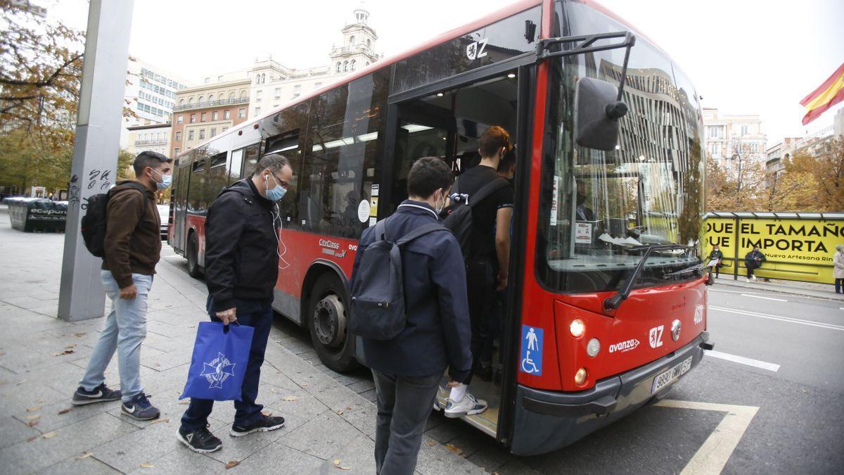 Varios usuarios accediendo a un autobús urbano de Zaragoza.