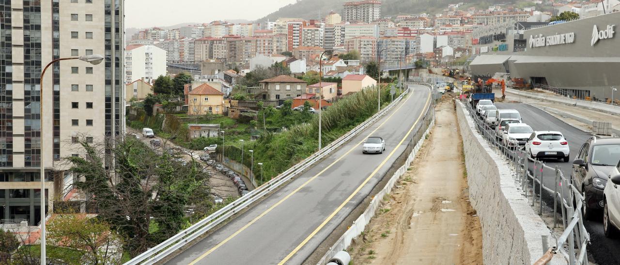 VIGO (COMPLEJO VIALIA). AUTOPISTA AP - 9 JUNTO A LA ESTCION DE AUTOBUS Y TREN DE URZAIZ, Y EDIFICIOS DE LAS DOS TORRES DEL CIRCULO DE EMPRESARIOS. Y ZONA DONDE SE UBICARA EL ASCENSOR HALO.