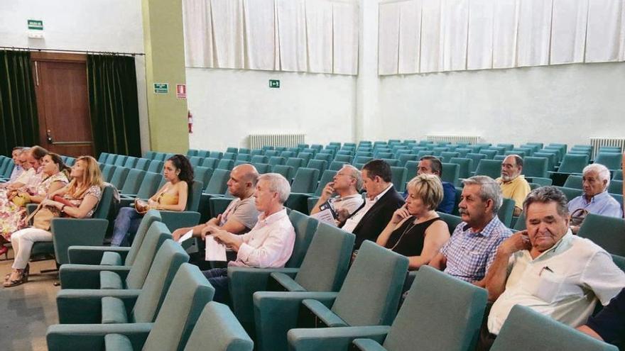 Los pocos alcaldes que asistieron a la reunión convocada por la Junta en el Colegio Universitario.