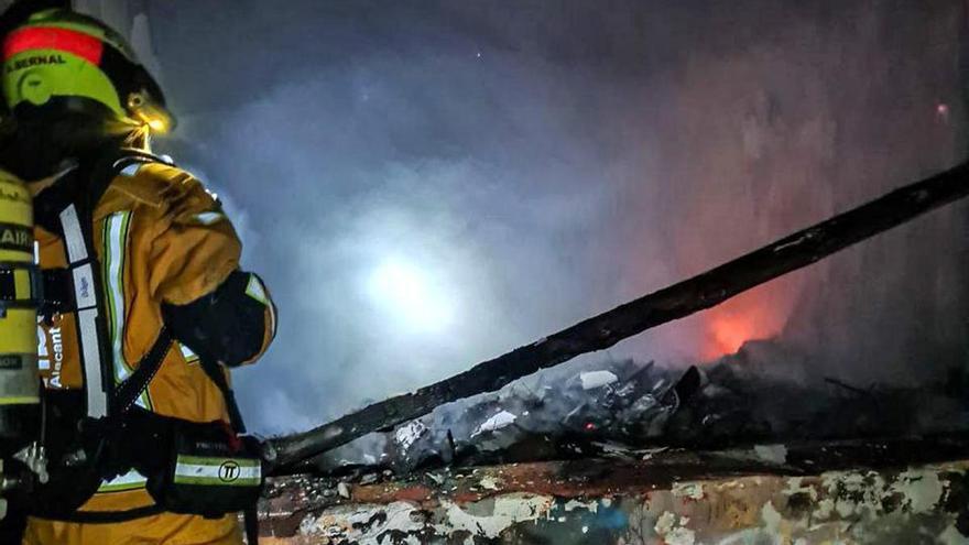 Sofocan un incendio en una casa rural abandonada de Altea