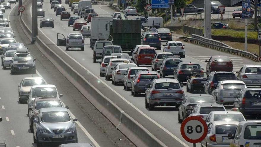 Vehículos circulan en ambas direcciones en la avenida Alfonso Molina.