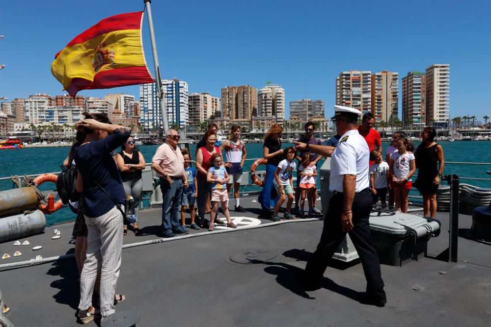 El buque de la Armada 'Infanta Cristina' abre sus puertas al público durante los dos días que estará atracado en el muelle dos del Puerto de Málaga.