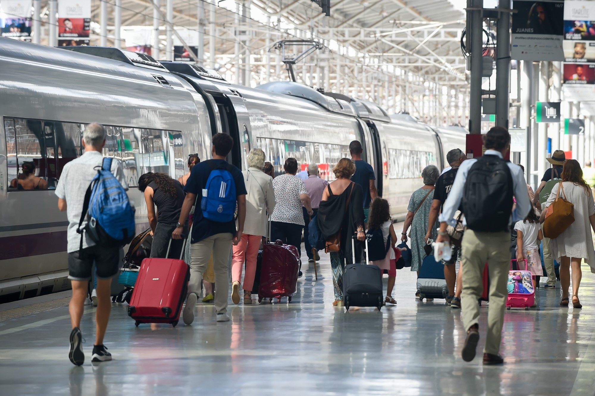 Ya se pueden adquirir los nuevos abonos gratuitos del Cercanías en la estación María Zambrano