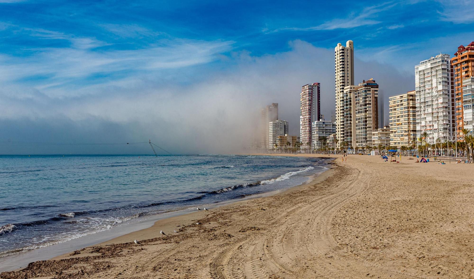 La niebla devora los rascacielos de Benidorm