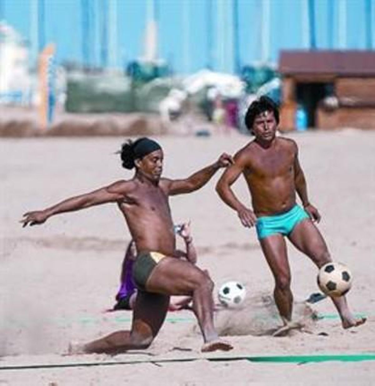 Ronaldinho torna a Castelldefels per jugar-hi un partidet de futvòlei_MEDIA_1 Ronaldinho torna a Castelldefels per jugar-hi un partidet de futvòlei_MEDIA_1